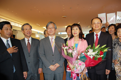 台北駐日経済文化代表処の新しい代表に就任した沈斯淳・外交部前常務次長（写真右１）が、５月３０日午後、夫人（右２）と共に羽田空港に到着した。空港では、日本交流協会の今井正・理事長（右３）、華僑界の各関係者など台日各界の関係者および駐日代表処の羅坤燦・副代表（左２）、陳調和・副代表（左１）らが出迎えた。沈・代表は、空港で日本駐在の台湾メディアの取材に応じ、「現在、台日関係は非常に良好であり、今後も引続き進展するようにしていきたいと日本の皆様にお伝えしたい。経済協力面では、台日双方の経済・貿易関係を新しい段階へと引き上げるよう図っていくものであり、今後、経済貿易協力協議面で進展することができたならば、台日双方にとり、大きなプラスとなるであろう」と述べた。