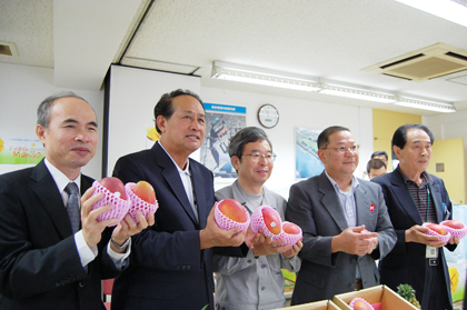 屏東県産マンゴーの日本への輸出拡大を図るため、曹啓鴻・屏東県長（写真左２）が屏東県政府の関係者を伴い来日し、６月２２日に東京築地の東京卸売市場で、屏東県産の愛文（アーウィン）マンゴーの販売促進活動を行った。一行は当日午前６時より、同市場内の青果卸売場の商品紹介コーナーで、マンゴーなどの試食を行い、その後、同市場横に社屋がある青果部卸売業者「東京シティ青果㈱」の会議室で、日本および台湾のメディア関係者、日本の卸売り業者などを招き、再度、販売促進活動を行った。台北駐日経済文化代表処の余吉政・副代表（左１）が「日本には屏東県産のおいしく安全で安心なさまざまな果物が輸出されている」と紹介し、曹県長は、「屏東県産の愛文マンゴーは、県の農業改良場が何度も改良を重ねて創り上げた品種であり、宮崎マンゴーと同じ品種である。本日は試食だけだが、機会があればぜひ台湾を訪れてマンゴーをはじめ、パイナップルやバナナなど本場のおいしさを味わっていただきたい」とアピールした。 