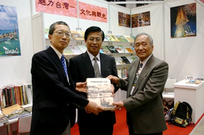 第１９回東京国際ブックフェアが７月５日、東京・有明の東京ビッグサイトで開幕した。台湾は今年も「台湾図書出版事業協会」のブースを開設し、「魅力あふれる台湾、文化と観光」をテーマに、台湾の魅力を伝える書籍や映像資料等を展示した。これらの約３００冊に及ぶ書籍は、同展終了後に台北駐日経済文化代表処を通じて拓殖大学フォルモサ図書室に寄贈される。５日午後、「台湾図書出版事業協会」のブースにおいて、同協会の陳恩泉・理事長（右１）、台北駐日経済文化代表処の陳調和・駐日副代表（右２）、拓殖大学の川名明夫・副学長（左１）らが出席し、同協会から拓殖大学フォルモサ図書室への台湾図書寄贈式が行われ、今年の出展書籍の中から、『ゼーランディア城日誌（熱蘭遮城日誌）』（出版：台南市文化局）が川名副学長に手渡された。