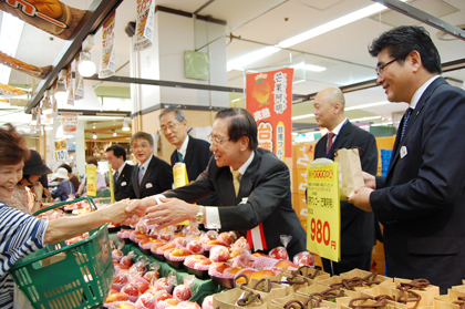 ７月１１日午前、台北駐日経済文化代表処の羅坤燦・副代表（写真右３）は、東京多摩市にあるスーパー「京王ストア聖蹟桜ヶ丘店」を訪れ、京王ストアの川瀬明伸・取締役社長（右１）をはじめ同社の関係者、輸入業者らと共に、台湾産の愛文（アーウィン）マンゴーの販売促進イベントに出席した。イベントであいさつした羅・副代表は、「台湾は農業技術の進歩により、安心、安全、ハイクオリティでおいしいマンゴーを生産している。台湾マンゴーを日本で販売できることはきわめて嬉しいことである。マンゴーは栄養があり、ビタミンも豊富で健康にも良い」とアピールした。イベントでは特別に、マンゴー購入者に感謝をこめて、台湾産の観葉植物が一人一人にプレゼントされた。