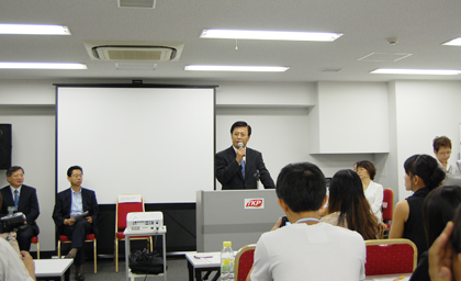日本政府による「キズナ強化プロジェクト」により招かれた台湾の高校生ら１１２名が９月１５日～同２３日の９日間の予定で来日し、１６日に開校式が開かれた。同プロジェクトは、２０１３年３月末までに、台湾の高校生、大学生、大学院生合計３５０名を日本へ招待するもので、今回来日した１１２名は第一陣となった。一行は「観光教育」をテーマに東京で交流、見学などを行うほか、被災地の１つである岩手県の陸前高田市を訪問し、被災地の復興状況を実際に見たり、ボランティア活動を行ったりする。また、千葉や広島も訪れ、同世代の日本の青少年との交流やホームステイも行う予定である。開校式には、台北駐日経済文化代表処の陳調和・副代表があいさつし、「この機会は皆さんの人生の中で、貴重なものになると信じている。東北の被災地、千葉県、広島県などの訪問を通して、これまでに目にしたことのない、多くのものを見ることになるであろう。将来の台日間の密接な関係は、皆さんのような若者の双肩にかかっている。この訪問を活用し、日本の社会というものをしっかり観察し学んでほしい」とエールを送った。