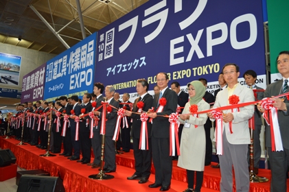 千葉市美浜区の幕張メッセで１０月９日、第１０回「国際フラワーＥＸＰＯ」（ＩＦＥＸ／アイフェックス）が開幕した。今回は台湾が「テーマ国・地域」に選ばれ、「台湾区花卉輸出業同業公会」などのブースからなる「台湾パビリオン」を出展。「幸せを運ぶ台湾の“華”」をテーマに、台湾の花卉関連産業を日本に向けてＰＲした。同日午前、幕張メッセで第１０回「国際フラワーＥＸＰＯ」および同時開催されるガーデンＥＸＰＯ、エクステリアＥＸＰＯ、農業資材ＥＸＰＯ、道工具・作業用品ＥＸＰＯのオープンニングセレモニーが開催され、台湾を代表して沈斯淳・台北駐日経済文化代表処代表（前列右４）が出席したほか、各国出展者代表、花卉関連業者代表らが出席し、テープカットを行った。