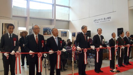 栃木県宇都宮市の「ララスクエア宇都宮」で１１月１３日から「台湾フォトギャラリー展in宇都宮」が開幕した。同展は１１月１８日まで開催される（入場無料）。同展は下野新聞社が主催し、台北駐日経済文化代表処が共催するもので、１３日午前に行われたオープニングセレモニーでは、沈斯淳・台北駐日経済文化代表処代表（右４）、観堂義憲・下野新聞社代表取締役社長（右１）、福田富一・栃木県知事（右５）、斎藤文夫・日光市長（左３）らが出席し、テープカットを行った。同展では、来年６月から東京国立博物館で開催の「台北 国立故宮博物院 神品至宝展」展示品を含む故宮文物の写真、台湾の自然風景や伝統文化などを紹介する写真、台湾の社会・文化などを紹介するポスターなど約６０枚が展示されている。