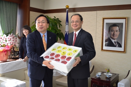 三村申吾・青森県知事（写真左）および同県関係者らが１月１７日、東京・白金台の台北駐日経済文化代表処を訪問し、沈斯淳・駐日代表（右）が一行を歓迎した。三村知事は、昨年１２月中旬に台湾を訪問し、１２月１６日に開催された「台北マラソン」のFUN RUNイベントに参加し、「ミスりんご」とともに青森りんごをアピールしながら走ったことや、台湾のスーパーマーケットで青森りんごの販促イベントを開催したことなど、非常に有意義に青森をＰＲできたことを沈代表に説明した。また、三村知事は、台湾と青森を結ぶチャーター便運航などを通じた観光交流の強化にも意欲を示した。沈代表は、「昨年の台日間の往来者数は２９９万人で、最高記録を更新した。今年は青森の皆様とともに、また新しい記録を作ってまいりたい」と述べ、台湾と青森のさらなる関係強化に期待を示した。