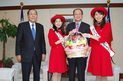 １２月１１日、青山祐治・青森県副知事（写真左１）、社団法人青森県りんご輸出協会の太田一民・理事長、ミスりんごの齊藤一乃さん（左２）と藤井なつきさん（右１）ら一行が、東京港区にある台北駐日経済文化代表処に沈斯淳・代表（右２）を訪問した。一行は青森県のりんご、観光、物産をＰＲするために、１２月１３日～１８日の予定で台湾を訪問するのに先立ち、この日の駐日代表処訪問となった。沈・代表はあいさつの中で、三村申吾・知事による台日間の交流への尽力に感謝の意を表すと共に、今年２月に行われた台湾ランタンフェスティバルに青森のねぶたが初参加し、大きな注目を集めたことなども挙げ、「今後は文化面のみならず、観光面での往来、物産面での交流もより一層深めていきたい」と述べた。