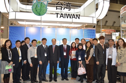 第１２回「国際ナノテクノロジー総合展・技術会議」（nano tech 2013）が１月３０日に東京ビックサイトで開幕し、２月１日まで開催される。今回も台湾は同展に「台湾パビリオン」を出展し、行政院国家科学委員会（国科会）ナノテクノロジー人材育成プロジェクト招集人を務める陳引幹・成功大学研究発展処副研発長（前左５）を団長とする１９社・団体が台湾から来日し、３１点の研究開発の成果を紹介。また、学術機関から中央研究院物理研究所、工業技術研究院などが参加している。開幕日の３０日午前、台北駐日経済文化代表処の沈斯淳・駐日代表（前左６）が会場に駆けつけ、台湾パビリオンの各ブースを一つ一つ回り、出展者らをねぎらい、ナノテクノロジーを用いた台湾の創意ある製品の今後の発展に期待を示した。