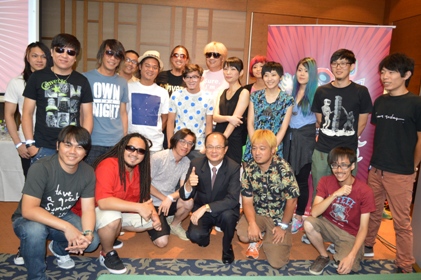 ８月１０日、１１日の両日、千葉・幕張で開催されたライブイベント「サマーソニック２０１３」（東京会場）に出演した台湾のバンドが８月１２日、東京都内のホテルで記者会見を開いた。今年台湾からは文化部影視及流行音楽産業局が推薦する「MATZKA」、「GO CHIC」、「随性樂團（RANDOM）」、「TIZZY BAC」、「董事長樂團（THE CHAIRMAN）」、「林宥嘉（YOGA LIN）」の６組のバンド・アーティストが出演。このうち林宥嘉を除く５組のバンドが記者会見に出席した。同記者会見では、台北駐日経済文化代表処の沈斯淳・駐日代表（前列右３）が挨拶し、「台湾は国際文化交流において特に日本との交流を重視している。台湾のアーティストたちが日本のステージに立って演奏できることは、台湾の音楽を日本の皆様に紹介できる絶好の機会となった」と述べ、台日間の音楽交流および友好関係がさらに深まることに期待を示した。