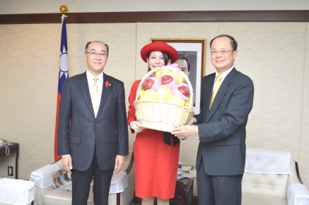 佐々木郁夫・青森県副知事（写真左）、（社）青森県りんご輸出協会の太田一民・理事長、ミスりんごの齊藤一乃さん（中央）ら一行が１２月１０日、東京・白金台の台北駐日経済文化代表処に沈斯淳・代表（右）を訪問した。青森県台湾訪問団一行は、１２月１８日に台湾入りし、２１日に台北国際マラソン大会イベントへの参加するほか、大手スーパーでの青森りんごのプロモーションなどを予定している。佐々木副知事はあいさつのなかで、「今年のりんごは天候にも恵まれ、玉の大きさも大きく、品質も優れており、素晴らしい出来となっている」と強調した。沈代表は、「台湾のスーパーでも販売されている青森のりんごは、非常に品質がよくて人気が高い」と述べ、今回の三村知事一行の台湾訪問を歓迎し、実り多きものとなるよう期待を示した。