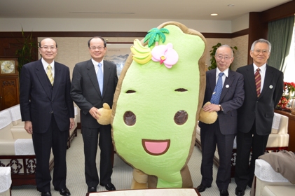 「台湾を応援する会」の後藤乾一・会長（早稲田大学名誉教授）（写真右２）および斎藤毅・顧問（前台湾協会理事長）（右１）が台湾応援ゆるキャラ「タイワンダー☆」をともない１月２７日、東京・白金台の台北駐日経済文化代表処の沈斯淳・駐日代表（左２）を訪問した。このなかで後藤会長は、「２０１１年３月に発生した東日本大震災で、台湾から多くの支援をいただいたことに大変感謝している。もっと多くの日本人に台湾への関心をもってもらいたいとの思いで、この会を発足させた」と述べ、ゆるキャラ「タイワンダー☆」を通して日本で台湾の知名度アップを進めていくことに意欲を示した。沈代表は、「タイワンダー☆」の活動が台日交流に寄与することに期待を示した。