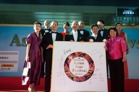 第９回「大阪アジアン映画祭」が３月７日～同１６日の会期でスタートした。同映画祭のオープニングを飾る作品には、戦前の嘉義農林野球チームの甲子園出場を描いた台湾映画「ＫＡＮＯ」が特別招待作品として選ばれた。７日午後、大阪ステーションシティ「時空の広場」で、同映画祭の上映映画関係者らがレッドカーペットを歩くイベント、「アジアンスターフェスティバル」が開かれ、「ＫＡＮＯ」の馬志翔監督、プロデューサーの魏徳聖さん、出演俳優の永瀬正敏さん、坂井真紀さんらが正装して登場し、大きな歓迎を受けた。同イベントには台北駐日経済文化代表処（駐日代表処）の沈斯淳・代表夫妻（前列左２と１）、大阪経済文化弁事処の蔡明耀・処長（後列左３）、朱文清・駐日代表処文化センター長（後列左１）が参加し、台湾からは映画の舞台となった嘉義の黄敏恵・市長（前列右１）も駆けつけた。松井一郎・大阪府知事（前列右２）、同映画の顧問として参加した王貞治さん（前列右３）も出席した。