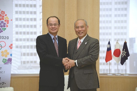 ３月３日、台北駐日経済文化代表処の沈斯淳・代表（写真左）は、東京都庁に舛添要一・知事を訪問した。沈・駐日代表はあいさつの中で、台日関係が近年、顕著な成長を遂げており、２０１３年に台湾から日本を訪問した旅行客が２２０万人に達したことを紹介し、「これは台湾の人口の約１０人に１人が日本を訪れたことになる。東京都と中華民国（台湾）との関係は密接であり、台湾の国民が観光や政府への参観訪問の際、訪問先として第１に選ぶ都市も東京である。今後は、観光はもとより、ほかの分野でもより一層密接な関係を構築していきたい」と述べた。写真提供：東京都