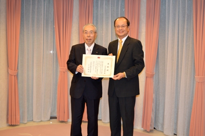 台北駐日経済文化代表処の沈斯淳・駐日代表（写真右）は６月６日、台日経済交流の促進に多大な貢献を果たしたとして、川田達男・福井県商工会議所連合会会頭（左）に表彰状を贈呈した。沈・駐日代表は、「川田会頭が、台湾と福井県の経済貿易交流および産業連携に多大な貢献を果たされたことに、最高の敬意を表したい。川田会頭は福井県の経済団体とともに何度も台湾へミッションを派遣し、ビジネスチャンスを創り上げたことに感謝申し上げる」と述べ、今後ますますの関係発展に期待を示した。川田会頭は「今後とも台湾と日本がますます強い連携と活発な経済交流ができるよう努めてまいりたい」と述べた。