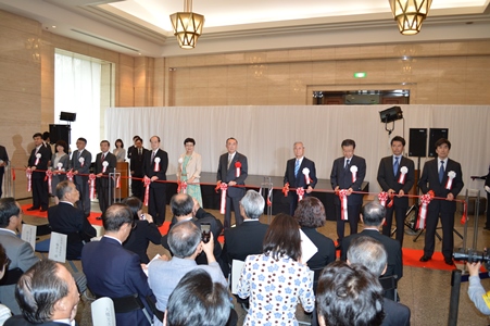 ６月２３日午後、東京国立博物館平成館において、「台北　國立故宮博物院―神品至宝」展の開幕式典が開かれ、６月２４日より一般公開される。２３日の開幕式には、中華民国（台湾）側からは国立故宮博物院の馮明珠・院長、文化部の李應平・次長（政務次官）、台北駐日経済文化代表処の沈斯淳・代表らが出席した。日本側からは東京国立博物館の銭谷眞美・館長、九州国立博物館の三輪嘉六・館長、日華議員懇談会の平沼赳夫・会長および藤井孝男・幹事長ら各議員、文化庁の青柳正規・長官、公益財団法人交流協会の大橋光夫・会長、各関連メディアの関係者らが出席した。