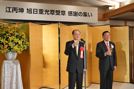 東京スター銀行取締役会長を務める江丙坤氏（写真右）が今年４月に「平成２７年春の叙勲」で旭日重光章を受章したことを祝賀するパーティーが５月２９日、東京都内のホテルで開催された。同祝賀会には、入江優・東京スター銀行頭取、平沼赳夫・日華議員懇談会会長、大橋光夫・公益財団法人交流協会会長、森喜朗・元首相、沈斯淳・台北駐日経済文化代表処代表（左）らが出席し、江氏の受章を祝った。乾杯の音頭をとった沈・駐日代表は、「豊富な経験をもとに経済をはじめとした台日双方の交流や連携のために尽力され、こうした功績が今回の受章につながった」と述べ、江氏の台日関係への功績を称えた。