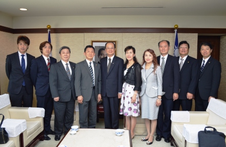 横浜華僑総会の羅鴻健会長（左４）および同会関係者一行が７月１３日、東京・白金台の台北駐日経済文化代表処を訪問し、沈斯淳・駐日代表（左５）が一行を歓迎した。羅会長は、「我々横浜華僑総会は、一貫して中華民国を支持している。国のため、華僑のため、全力を尽くしたい」と挨拶し、横浜地区の野球やサッカーなどのスポーツ分野の台日交流について説明し、今後さらに交流を深めていきたいとの考えを示した。沈代表は、羅会長をはじめ横浜華僑総会関係者らの協力に感謝の意を表し、横浜中華街のますますの発展に期待を示した。