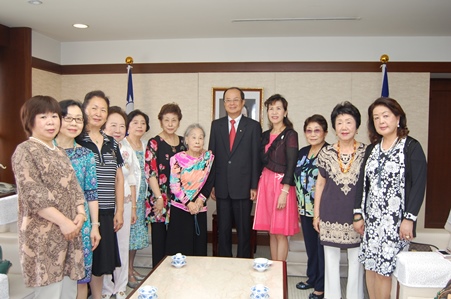  ７月１７日、中華民国留日東京華僑婦女会（留日東京華僑婦女会）の羅王明珠・名誉会長（写真右６）、呉淑娥・会長（右７）をはじめとする同婦女会の幹部一行が、東京・白金台にある台北駐日経済文化代表処を訪れ、沈斯淳・代表（右５）が一行を歓迎した。留日東京華僑婦女会は、７月１１日に行った役員改選で呉会長を再任し、呉会長のリーダーシップの下、新たなスタートを切ったことの報告とあいさつのため、この日の訪問となった。沈代表は、同婦女会が華僑界の中で大きな役割を発揮しているのみならず、高雄のガス爆発が起きた際の義援金贈呈など、台湾で起きたことにも大きな関心を寄せていると述べ、「今後も引き続き、台日交流を支援していってほしい」と期待の意を表した。
