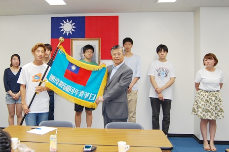 駐日代表處陳副代表調和(右4)7月29日於駐日代表處授團旗予「2015年海外華裔青年台灣觀摩團」。