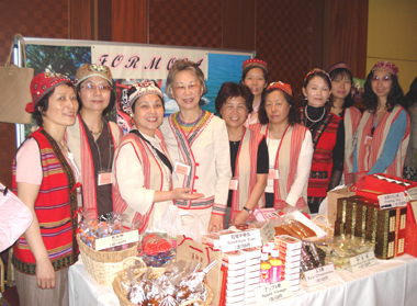 「アジア婦人友好会」が主催した「アジアの祭典　チャリティーバザー２００８」が、４月１６日、東京都内のホテルで盛大に開催された。このチャリティーバザーに、盧千恵・駐日代表夫人をはじめ、駐日代表処の職員夫人や女性職員たちにより組織されている「東京フォルモサ婦人会」のメンバーも、台湾ブースを設けて参加し、台湾フーズや民芸品などを販売すると共に、この活動を通して国際交流を行った。