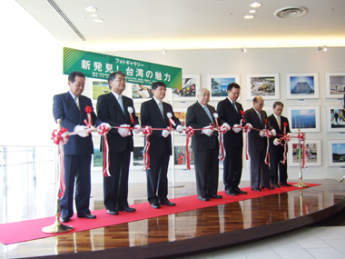 　６月１日より、台北の桃園空港と石川県小松空港を結ぶ長栄航空（エバー航空）の定期便運航がスタートした。台北からの定期便の第１便が到着した同日午後、小松空港で森喜朗・元首相、谷本正憲・石川県知事、陳鴻基・亜東関係協会会長、林宝水・長栄航空董事長らの出席の下、就航記念式典が開催された。また、この就航を記念し、前日の５月３１日午後、小松市内のホテルで、「小松空港協議会」主催による記念レセプションが開催された。さらには、５月３１日～６月６日、石川県金沢市内では、台北駐日経済文化代表処、石川県、北国新聞の共催による、「新発見！台湾の魅力」と題する台湾写真展および台湾映画展、台湾食品展、台日児童絵画交流展など「台湾ウイーク」の各イベントがこの就航に合わせて開催されている。写真は台湾写真展のオープニング式典。