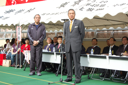 　１０月１０日、東京都千代田区にある東京中華学校では、中華民国の双十国慶節祝賀ならびに同校の創立80周年を記念した運動会が開催され、全校生徒およびその保護者のほか、各華僑団体関係者、台北駐日経済文化代表処の関係者などが出席した。運動会のプログラムが始まる前に行われた祝賀式典で、馮寄台・駐日代表が「今年、台湾は台風8号水害により双十国慶節の祝賀行事はとりやめとなったが、本日、東京中華学校では、創立80周年の運動会という形で国慶節を過ごすことになった。東京中華学校は世界の中華学校の中で最もすばらしい学校の１つである。現在、中国語は世界の中で主流の言語となっており、私は世界各国の人が、中国語を学んでいるのを目にしてきた。そのため本日、東京中華学校の創立８０周年の祝賀に出席できることは光栄であり、中華民国政府および国民を代表しお祝い申し上げる。政府は引き続き、東京中華学校に全力を上げて協力し、次の世代をになう優秀な華僑を育成していくものである」とあいさつした。