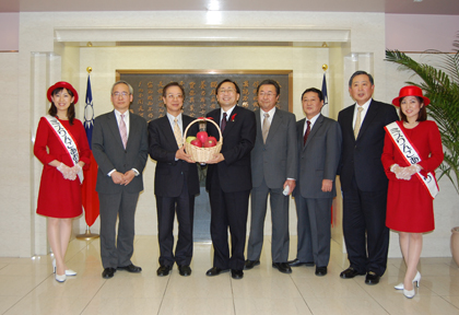 三村申吾・青森県知事（写真左４）を代表とする同県訪台団が１２月１９日より台北市で青森りんごの販売促進および観光促進などを行うのに先立ち、１２月１０日、三村知事をはじめ、ミスりんごの高橋まどかさんと乗田麻衣子さん、（社）青森県りんご対策協議会の北山敏光・会長、（社）青森県りんご輸出協会の太田一民・理事長など同県のりんご業者、県庁関係者が東京の台北駐日経済文化代表処を訪れ、青森りんごのアピールを行った。三村知事は、「青森県と台湾はりんごという固い絆で結ばれている。昨年は台湾へ２万数千トンの輸出があったが、今年は３万トンを目指している。今年は天候にも恵まれ、りんごの品質も良く、安全で安心、味も青森県産は世界一であり、台湾の皆様にクリスマスや春節に大いに召し上がったいただきたい」と強調した。羅坤燦・駐日副代表（左３）、廖経邦・駐日副代表（左２）