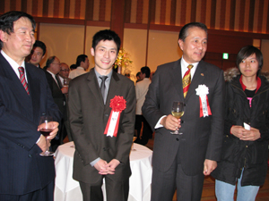 台湾出身で日本囲碁界の若手トップ棋士である張栩氏の「第５６期囲碁王座就位式」が日本経済新聞社、日本棋院、関西棋院の共同主催により東京都内のホテルで盛大に開催された。就位式では台北駐日経済文化代表処の馮寄台・駐日代表もあいさつを行い「４０数年前に私が父の仕事の関係で日本に住んでいた時、父からよく当時の日本囲碁界の『棋王』、林海峰氏の名前を耳にしたが、張栩氏はすでに『第２の林海峰氏』になっている。日本は伝統・文化を大切にする国であり、こういう環境があるからこそ、このような人物が育つのだ」と賞賛した。その後、張栩氏が謝辞の中で「前回は山下さんに敗れ、今度の王座戦には特別な思い入れがあった。このような結果を出せ、嬉しく思っている。今後は世界戦に出るチャンスを大切にし、さらに努力・精進し、結果を残していきたい」と謙虚に語った。