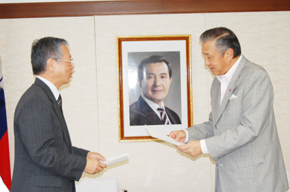 ８月２１日、新潟県東京事務所の杉山順爾・所長（写真左）らが台北駐日経済文化代表処を訪れ、今回の台風８号による台湾の被災に対する泉田裕彦・新潟県知事からの慰問のメッセージならびに義援金１００万円が、馮寄台・駐日代表（写真右）に手渡された。馮駐日代表は感謝の意を述べると共に「今回の台風８号による被災面積は大きく、農作物の被害は１００億元（約３００億円）以上で、土石流による被害にあったこれらの農地を復旧するだけでも何百億元もかかり、時間もかなりかかる」と説明した。杉山所長は「新潟も災害が多い県で、５年前と２年前にも大地震が発生し、その後の復旧に時間がかかり、非常に大変な思いをした。今回台湾で被災された方々も生活設計から作り直さなければならず、その痛みがわかる。被災者の方々が少しでも早く心穏やかに暮らせるよう祈っており、協力もしていきたい」と述べた。