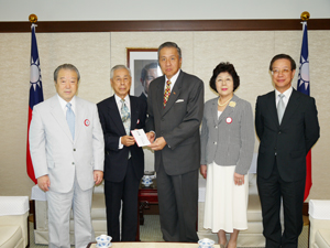 　８月２７日、「中央大学学員　日華友好会」の長田繁・会長、土屋頼子・理事、松本彧彦・理事は台北駐日経済文化代表処を訪れ、長田会長より台湾の台風８号被害に対する慰問の言葉と共に同友好会より台湾への義援金が馮寄台・駐日代表に贈られた。