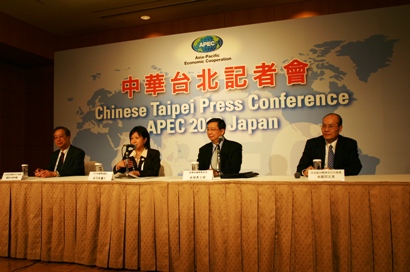 アジア太平洋経済協力（ＡＰＥＣ）の最終高級実務者会合（ＣＳＯＭ）のプレナリーセッション（全体会合）が１１月８日午前、横浜市内のパシフィコ横浜で開催された。チャイニーズ・タイペイ（中華台北）として参加している台湾からは、徐儷文・外交部国際組織司長（左２）および卓士昭・経済部国際貿易局長（左３）が同会合に出席し、「ボゴール目標」達成状況の評価、アジア太平洋自由貿易圏（FTAAP）などの地域経済統合の達成への道筋、ＡＰＥＣの成長戦略などについて議論した。８日午後、ＣＳＯＭの会合を終えた徐司長および卓局長は、記者会見でその成果を発表した。徐司長は、台湾が「ドーハ・ラウンド」の積極的な支持を各エコノミーに呼びかけ、ＡＰＥＣの包括的な成長戦略について意見交換するとともに、FTTAP実現に向けた道筋についても議論したことを説明した。