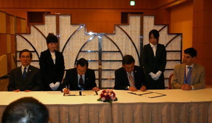 チャイニーズ・タイペイ（中華台北）としてアジア太平洋経済協力（ＡＰＥＣ）に出席している台湾が２０万米ドルをＡＰＥＣ「政策支援ユニット」（ＰＳＵ）に寄付する調印式が１１月１２日午後、横浜市内のパンパシフィック横浜ベイホテル東急で行われた。同式典では台湾から施顔祥・経済部長（経済相）（左１）および李述徳・財政部長（財政相）（左３）が出席し、施部長が立会人となり、李部長がムハマド・ヌール（Muhamad Noor）ＡＰＥＣ事務局長（左４）と署名した。李部長はＰＳＵの役割を高く評価し、今後のさらなる有意義な成果に期待を示した。ヌール事務局長は台湾の支持に感謝の意を示した。