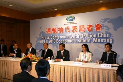 日本の横浜市内でアジア太平洋経済協力（ＡＰＥＣ）首脳会議が１１月１３日に始まり、チャイニーズ・タイペイ（中華台北）としてＡＰＥＣに参加している台湾から連戦・首脳代表（右４）が出席した。連・首脳代表は１３日午後６時から記者会見を開き、一日目のＡＰＥＣ首脳会議の状況を説明した。同記者会見には、企業界代表としてＡＢＡＣ対話に出席した苗豊強・聯華神通集団董事長（会長）、蔡宏図・国泰金融控股公司董事長（会長）、王雪紅・宏達国際・威盛電子股份有限公司董事長（会長）および、江啓臣・行政院新聞局長、馮寄台・台北駐日経済文化代表処代表が同席した。連・首脳代表は、１３日午前に胡錦濤・中国共産党総書記と会談したことに関して、両岸の経済協力や台湾の国際経済の枠組み参加などの問題について意見交換を行い、「両岸関係は和解に向かっているが、共に努力すべき点がまだ多い」との認識を示した。そのうえで連・首脳代表は、ＮＧＯ（非政府組織）などへの台湾の参加について「台湾を外してはならない」と主張し、それに対し胡総書記が「（両岸の意思疎通の）風通しをよくすることが大事だ」と答えたことを明らかにした。