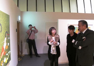 台北駐日経済文化代表処台北文化センターは中華民国（台湾）外交部、行政院文化建設委員会、国立台湾美術館、相田みつを美術館との共催で、１１月１０日から東京・丸の内の東京国際フォーラム地下１階「相田みつを美術館」第２ホールで台湾の４人のアーティストによる美術展「浮世山水―台湾美術の心象風景」を開催している。１１月１０日午後、相田みつを美術館で「浮世山水―台湾美術の心象風景」のオープニングセレモニーが行われ、李明則、潘信華、姚瑞中、華建強各氏の４人のアーティスト、ならびに台北駐日経済文化代表処の馮寄台・駐日代表（右１）、台北文化センターの林水福・センター長らが出席した。同美術展は１１月２８日まで開催される。