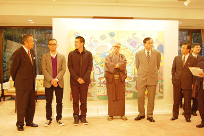 台北駐日経済文化代表処（駐日代表処）は、同敷地内にある駐日代表公邸１階「芸文サロン」において、１１月１８日～１２月１７日の会期で、台湾の若手芸術家の作品展「芸術台湾―蘇孟鴻、許唐瑋」を開催している。同展初日の１８日には駐日代表処の馮寄台・駐日代表主催によるオープニングパーティーが開かれ、馮駐日代表はあいさつの中で「台湾の馬英九総統より指示を受けた『台北文化センター』開設については、今年４月に当代表処の中に開設したが、作品の展示を行う場所がなかった。そこでこの公邸で、台湾の若く有望ではあるが、資金のない芸術家の作品を展示することを考えた。これは世界各国にある台湾の大使館および代表処の中で初めてのことである。私たちは、この場所を提供し、台湾の若手芸術家が日本で発展することを全力で協力していく」と強調した。写真は左より、馮寄台・駐日代表、蘇孟鴻氏、許唐瑋氏、峯村敏明・多摩美術大学名誉教授、林永福・台北文化センター主任、陳調和・駐日副代表