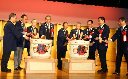 １０月３１日に就航した東京羽田空港と台北松山空港を結ぶ航空路線開設を記念する「東京羽田―台北松山就航記念レセプション」（主催：台北駐日経済文化代表処）が１１月１日夜、東京都内の帝国ホテルで開催され、約６５０人が参加した。羽田―松山線が就航した１０月３１日に、早朝から羽田空港で各航空会社の就航セレモニーおよびテープカットに出席した台北駐日経済文化代表処の馮寄台・駐日代表は、「１０月３１日は、私が着任してからの２年間で最も慌ただしく、しかし最も嬉しい一日だった」と喜びを語った。乾杯では馮寄台・駐日代表（左４）、交流協会の服部禮次郎会長（左３）、各航空会社代表らが檀上に上がり、ハッピを着て酒樽の鏡割りを行った。そのほか会場では獅子舞、桜美林大学の女子学生によるチアダンス、台湾からの「無双楽団」による台湾伝統楽器の演奏などが披露され、祝賀ムードを盛り上げた。
