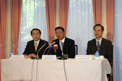 訪日中の江丙坤・海峡交流基金会（海基会）理事長（写真左２）は１月１４日、東京白金台の台北駐日経済文化代表処を訪問し、駐日代表公邸で記者会見を開き、日本メディアに向けてこれまで４回開催された「江・陳会談」（台湾の江丙坤・海基会理事長と中国大陸の陳雲林・海峡両岸関係協会会長との会談）の成果および今後の両岸協議の方向性について説明した。同記者会見には李嘉進・国家安全会議諮問委員（左１）および羅坤燦・台北駐日経済文化代表処副代表（右１）が同席した。