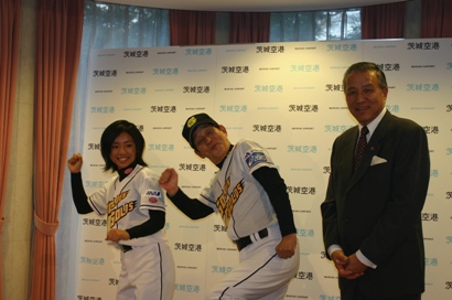 コメディアンの萩本欽一さん（左２）が監督を務める野球チームである茨城ゴールデンゴールズが３月に台湾遠征を行い、Ｕ－２６台湾代表チーム（２６歳以下の選手で構成されるナショナルチーム）と対戦することが決まり、萩本監督および片岡安祐美選手（左１）が１月１５日、東京・白金台の台北駐日経済文化代表処で記者会見した。台北駐日経済文化代表処の羅坤燦・駐日副代表は、あいさつのなかで、茨城ＧＧの台湾訪問を歓迎するとともに、台湾での親善試合の興業収入の一部が台湾の少年野球のために寄付されることに対し、中華民国台湾政府を代表して感謝の意を示した。このあと、台湾から戻ったばかりの馮寄台・駐日代表（右１）が駆けつけて、萩本監督らと握手し、今回の野球を通じた親善活動を歓迎した。