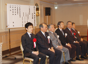 ０９年１１月２６日に「第５７期囲碁王座戦」第３局で挑戦者の山田規三生・九段を３連勝で破り、２連覇を果たした張栩・王座の「第５７期王座」就位式ならびに祝賀パーティーが、１０年２月１０日、日本経済新聞社、日本棋院、関西棋院の主催により都内のホテルで盛大に開催された。来賓代表としてあいさつした台北駐日経済文化代表処の馮寄台・駐日代表は「張栩さんの日本での活躍ぶりは台湾と日本の文化交流の具体的成果の１つである。幼い時に来日し、林海峰先生の門下に入り、コツコツと努力されてこられ、張栩さんはまさに台日友好の架け橋の象徴である」と述べた。張栩・王座は、「通算５期のタイトル獲得で、さらには記念すべき３０個目のタイトル獲得だった。３０歳までに何としても達成したかったこの目標が誕生日の１カ月前に達成でき嬉しかった」と喜びを語った。