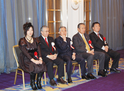 台湾出身の女流棋士、謝依旻さんの「第１３期ドコモ杯女流棋聖」就位式が３月１２日、東京都内のホテルで「株式会社NTTドコモ」および「財団法人日本棋院」の主催により盛大に開催された。就位式には、主催団体の関係者をはじめ、林海峰・名誉天元、謝女流棋聖の恩師である黄孟正・九段、在日華僑の各団体関係者、台北駐日経済文化代表処の馮寄台・駐日代表らのほか、台湾からも家族全員が駆けつけ、謝女流棋聖の就位を祝った。馮・駐日代表は「謝さんの日本における活躍は、私たちの誇りでもある。台湾の優秀な人材が日本の完備された環境で育てられ、囲碁界に貢献する業績を作り出すことは、台日両国の友好親善の成果である。謝さんは今後もさらに精進し、日本囲碁界の新時代を切り開いて行くことを大いに期待している」と激励した。謝女流棋聖は謝辞の中で、「女流棋聖戦は私にとり、大きな目標だった。本戦１回戦から全て厳しい対局だったが、優勝できて嬉しい」と感想を述べた。