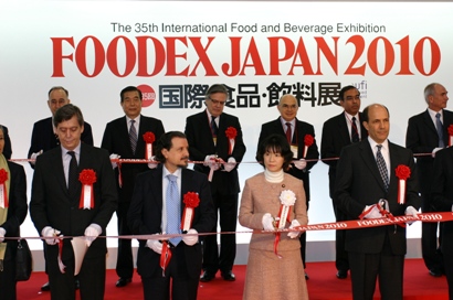 アジア最大級の食品・飲料専門の見本市である「ＦＯＯＤＥＸ　ＪＡＰＡＮ　２０１０（第３５回　国際食品・飲料展）」が３月２日、千葉県の幕張メッセで開幕した。同展は３月２日（火）～３月５日（金）まで４日間の予定で開催され、世界６４カ国・地域から２，４００社を超える企業・団体が出展している。台湾からも政府関連、各種食品関連団体、メーカー、商社等が出展し、会場に１００個のブースが設けられた。開幕日の３月２日は、午前１１時にオープニングセレモニーが行われ、台湾から来日した王志剛・台湾貿易センター（中華民国対外貿易発展協会）会長（上段、左２）がテープカットに出席した。このあと、馮寄台・台北駐日経済文化代表処代表が会場に駆け付け、台湾パビリオンの各ブースを回り、出展関係者にねぎらいの言葉と声援を送った。このほか、同日午後、幕張メッセ国際会議場で記者会見が行われ、王志剛会長が台日貿易の現状と展望をテーマに講演したほか、金車（King Car）公司による台湾ウイスキー「KAVALAN」（カバラン）の製品紹介および試飲会が行われた。