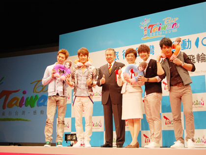 台湾観光局による「旅行台湾・感動１００」の各種観光プロモーション活動のため、台湾から頼瑟珍・交通部観光局長と台湾観光イメージキャラクターの「飛輪海（フェイルンハイ）」のメンバー４人が来日し、３月２４日に東京渋谷にある「シブヤ　アックス」で日本および台湾の旅行業界関係者、国内外のメディア関係者、フェイルンハイのファンなどが出席する中で、記者会見が盛大に開催された。頼・観光局長は、「２００９年に台湾を訪れた観光客は４４０万人で、１４．３％の高成長を記録したが、この成長率はアジア太平洋諸国の中でトップだった。２０１１年は『中華民国１００周年』となるため、それに先立ち今年から『旅行台湾・感動１００』のメニューを用意し、国内の大きな活動と合わせ、各種の優待措置も用意し、台湾を訪れた観光客の方々に１００％の感動を与えたい。観光局では日本の皆様の訪台をお待ちしている」とアピールした。