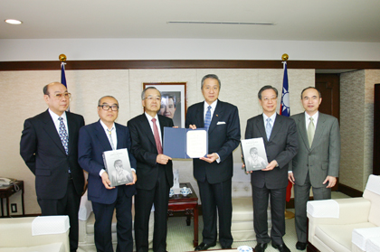 機械の総合商社、㈱守谷商会の守谷正平・顧問(写真左１)、堀田宜彌・取締役社長(左３)、朝比奈弘・経営総括室営業計画部部長の３名および（財）進化生物研究所主任委員を兼任する東京農業大学農学部バイオセラピー学科の湯浅浩史・教授（左２）は４月２７日、東京都港区白金にある台北駐日経済文化代表処を訪れ、湯浅教授が著わし、守谷商会が発行した『瀬川孝吉　台湾先住民写真誌　ブヌン篇』の写真集３，９９９冊を台湾の各学校の図書館および行政院原住民委員会に贈呈する目録を守谷商会の堀田社長から馮寄台・駐日代表(右３)に手渡した。この写真集は『瀬川孝吉　台湾先住民写真誌　ツオウ篇』に続くもので、１９３０年代当時、台湾総督府に勤務していた瀬川孝吉氏が撮りためておいた写真を後に瀬川氏と湯浅教授が整理してまとめ、瀬川氏の他界後には、湯浅教授が写真の説明文および参考資料を書くため現地に何度も足を運び研究と実証を重ね、３０年余の歳月をかけて完成させたもので、台湾先住民の研究にとり第一級の資料と言えるものである。