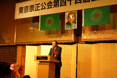 在日客家系住民の親睦団体である東京崇正公会の第４４回会員懇親大会が４月４日、東京虎ノ門のホテルオークラ東京で開催され、約４００人が出席した。当日は来賓として馮寄台・台北駐日経済文化代表処代表（写真）が祝辞を述べたほか、台湾から鍾万梅・行政院客家委員会（客委会）副主任委員、羅文嘉・元客委会主任委員、ならびに１２名の立法委員（羅淑蕾、江玲君、徐少萍、郭素春、鄭金玲、呂学樟、徐耀昌、蒋乃辛、帥化民、謝国樑、陳淑慧、李明星の各立法委員）が出席した。台湾から来日した立法委員を代表して祝辞を述べた呂学樟・立法委員は、客家語が消失の危機にあるなか、東京崇正公会が客家文化の伝承に尽力していることを高く評価し、激励した。