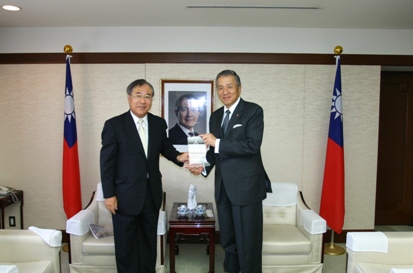 日経ラジオ社の鈴木健司・代表取締役社長（写真左）は５月２１日、東京・白金台の台北駐日経済文化代表処を訪れ、馮寄台・駐日代表（右）に感謝状を贈呈した。日経ラジオ社（ラジオNIKKEI）は２０００年より特別番組「２１世紀の台湾と日本～台湾の元気を訪ねて」を毎年放送しており、今年で放送開始から１０周年を迎えた。鈴木社長は、同番組の制作にあたり台北駐日経済文化代表処の協力に感謝の意を示し、同番組の放送を通じて台湾と日本の更なる結びつきが深まることを願い、馮代表に感謝状を手渡した。