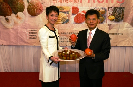 楊秋興・高雄県長（知事）（写真右）を団長とする高雄県政府および高雄県農業関係者による訪問団が来日し、５月３０日に東京都内のスーパーマーケットで台湾フルーツのＰＲ活動を行った。３０日、東京都内のスーパーマーケット「三徳」飯田橋店および「東急ストア」錦糸町店で開催された台湾フルーツの販売促進イベントで、高雄県特産の「玉荷包」（ドラゴンライチ）、パイナップル、バナナ、パパイヤおよび、台湾南部特産のアップルマンゴーなどを販売する特設ブースが設けられ、楊県長は自らセールスマンとして台湾フルーツをアピールした。同日夜、楊県長は東京・麹町のホテルで開かれた高雄県フルーツ説明会・パーティーに出席し、高雄県産のフルーツの魅力を語った。同パーティーには、蓮舫・参議院議員（左）も会場に駆けつけた。