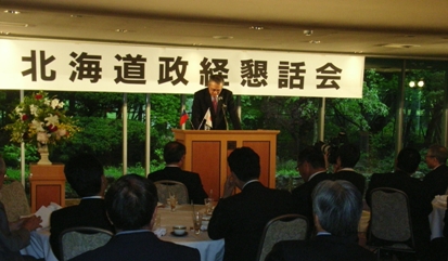 台北駐日経済文化代表処の馮寄台・駐日代表は６月３日、北海道新聞社が主催する北海道政経懇話会で「この２年間の台日関係と両岸関係」について講演し、約１５０人の出席者を前に、緊密な台日関係や両岸経済協議（ＥＣＦＡ）の現況について説明した。馮代表は、昨年１２月に駐日代表処の札幌分処が開設されて以来、今年１月～４月に北海道を訪れた台湾人旅行者数が２６％増加し、台湾を訪れた北海道民も５７％増えたことを明らかにした。また、馮代表は、昨年の台日関係について、東京羽田空港と台北松山空港を結ぶ航空路線の開設協定、ワーキングホリデー協定、札幌分処開設協定を結ぶなどの進展があったことを強調したほか、台日文化関係を強化するために今年４月に東京に台北文化センターを開設し、現在積極的に故宮の文物の日本展開催の実現に向けて取り組んでいることを説明した。