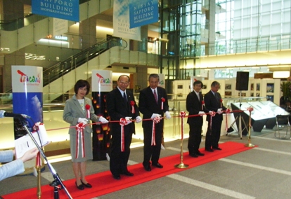 台北駐日経済文化代表処は、北海道と台湾の交流を促進するため、北海道新聞社と協力して６月３日から６月１３日まで札幌駅の「日本生命札幌ビル」の１階で「台湾写真展in北海道～今昔の写真でつづる台湾文化～」を開催している。オープニングセレモニーに出席した馮寄台・台北駐日経済文化代表処代表（右３）は、「台日関係は友好的で緊密であり、より一層多くの北海道の人々に台湾を訪れていただきたい」とあいさつした。オープニングセレモニーには、中岡正憲・北海道観光振興監（右２）、坂本真一・北海道観光振興機構会長（左２）、島影均・北海道新聞社常務取締役（右１）、黄怡平・台湾観光協会東京事務所長（左１）らが出席し、約１００名の写真展開幕を待つ人々に見守られる中、馮代表とともにテープカットを行った。