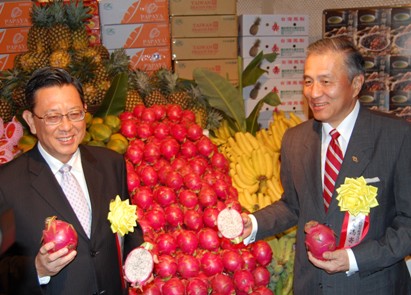 東京・新宿の京王プラザホテルで７月１日午後、行政院農業委員会（農委会）および台北駐日経済文化代表処が主催する台湾産ドラゴンフルーツ発表会が行われ、黄有才・農委会副主任委員（写真左）および馮寄台・台北駐日経済文化代表処代表（右）、余吉政・同駐日代表処経済部長らほか、産業界およびメディア関係者約２００名が出席した。ドラゴンフルーツはサンカクサボテンの果実で、台湾では「火龍果」や「紅龍果」と呼ばれる。赤い皮に包まれた果実を切ると、みずみずしい白い果肉が現れる。果肉はさわやかでほのかな甘みがあり、会場ではドラゴンフルーツを使ったスイーツやシャーベットも披露された。黄・副主任委員は、台日双方の協議を経て今年４月に輸入品目として認められたドラゴンフルーツについて、「台湾産ドラゴンフルーツは、他の東南アジアの国々で生産されたものと比べて、果実が大きく、皮が鮮やかな赤色をしており、甘みも多く、品質が優れている」と強調した。