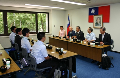 第４２回国際化学オリンピックが７月２０日～７月２７日に東京で開かれ、６８カ国から２６７名の高校生が参加した。台湾からは４名の男子高校生が出場し、金メダル２個、銀メダル２個を獲得し、台湾からの出場学生全員がメダル獲得という優秀な成績を収めた。７月２７日、国際化学オリンピックに出場した台湾の学生４名および学生らを引率する蕭次融・名誉団長（台湾・大学入試センター顧問）および方泰山団長（国立台湾師範大学化学科教授）ら台湾代表団一行は、閉幕式の前に東京・白金台の台北駐日経済文化代表処を訪問した。台北駐日経済文化代表処の馮寄台・駐日代表は、学生らの訪問を歓迎し、台日関係が近年ますます緊密になっていることを強調し、台湾の優秀な学生の国際舞台での活躍に期待を示した。
