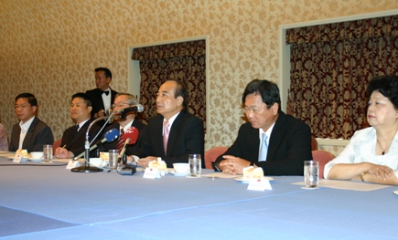 東京で開催された第４１回「アジア・太平洋国会議員連合」（ＡＰＰＵ）年次総会が閉幕した翌８月１２日、王金平・立法院長はＡＰＰＵ総会に出席した立法委員らとともに東京都内のホテルで記者会見を開き、今回の訪日の成果を語った。王院長は、今回のＡＰＰＵ総会のメインテーマである「開発と環境」（Development and Environment）について各国が議論し、このなかで中華民国は各国に対し台湾の国連気候変動枠組条約の参加支持を呼びかけ、閉幕前に各国代表が署名した共同コミュニケに中華民国（台湾）の国連気候変動枠組条約への参加支持の提案が盛り込まれ、来年の次回ＡＰＰＵ総会で議論されることが決まったことを説明した。