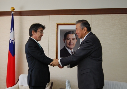 蝦名大也・釧路市長（左）が１２月２０日、東京・白金台の台北駐日経済文化代表処を訪問し、馮寄台・駐日代表（右）と会見した。馮代表は蝦名市長を歓迎し、台湾と釧路市のさらなる関係強化に意欲を示した。蝦名市長は、今年９月に釧路市動物園から２羽のタンチョウ（丹頂鶴）が台湾の台北市立動物園に贈られ、１０月３０日からオスの「ビッグ」の一般公開が始まり、好評を博していること関して、「公開のときにはきれいになっていて、（釧路市動物園の）園長も喜んでいた」と語り、来年１月からメスの「キカ」の一般公開も予定されていることにも期待を示した。